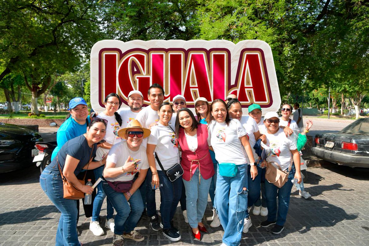 Beatriz_Mojica's tweet photo. Un gusto acompañar el desfile de generaciones por el 85 aniversario del 0colegio ESPI. ✨  

85 años formando generaciones, amistades e historias que dejan huella. ¡Muchas felicidades! 🎉  

#ESPI #Iguala  #85Aniversario #Educación https://t.co/0eZetZuEkD