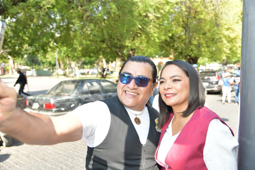 Beatriz_Mojica's tweet photo. Un gusto acompañar el desfile de generaciones por el 85 aniversario del 0colegio ESPI. ✨  

85 años formando generaciones, amistades e historias que dejan huella. ¡Muchas felicidades! 🎉  

#ESPI #Iguala  #85Aniversario #Educación https://t.co/0eZetZuEkD