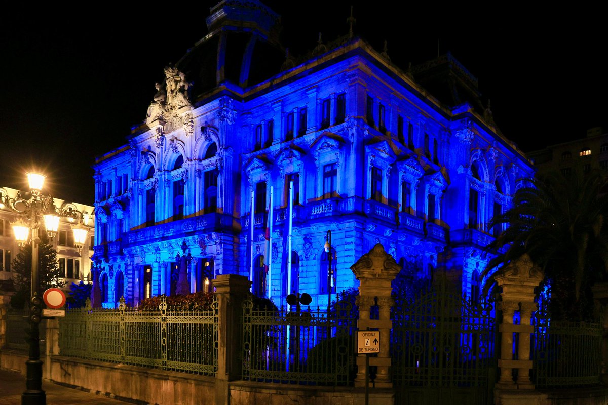 JuntaAsturias's tweet photo. La fachada del Palacio de la @JuntaAsturias se ha iluminado de color azul con motivo de la celebración del Día de Europa https://t.co/zFtOn1L5pF