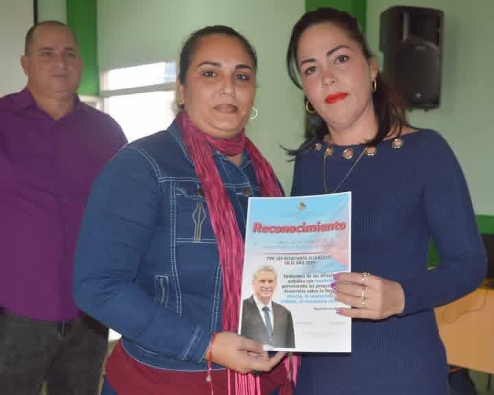 MenaConeza's tweet photo. ‼️Cuida a los demás con alma de madre y a los tuyos con alma de heroína. Eres única, gracias.”‼️ Felicidades 🎈
#HonorAQuienHonorMerece
#100fuegosVibra https://t.co/6p9vUDrIWS
