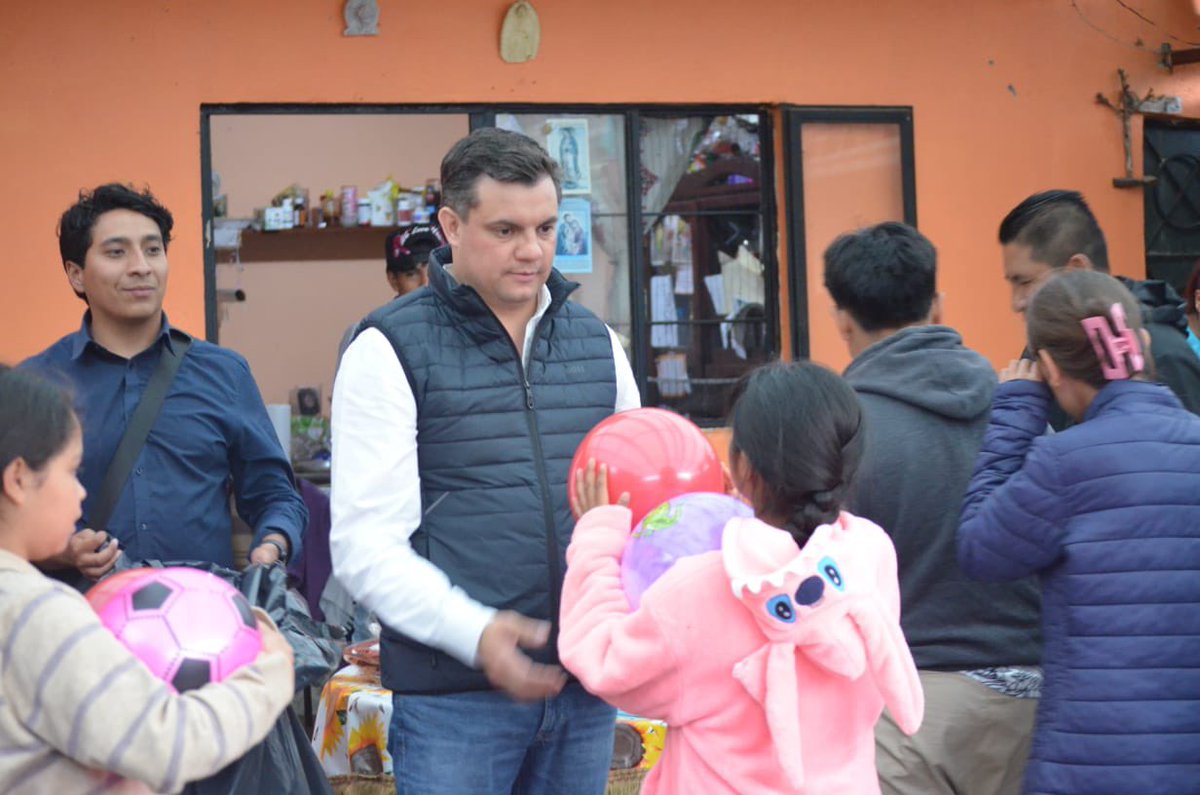 CLopez_Imm's tweet photo. Continuamos cerca de la comunidad celebrando a nuestros niños. Hoy realizamos la entrega de pelotas con motivo del Día del Niño en Doxhicho, Jilotepec, compartiendo momentos de alegría y convivencia con las familias de la comunidad.

#CarlosLópezIMM #DiputadoJilotepec #TuVozIMMporta