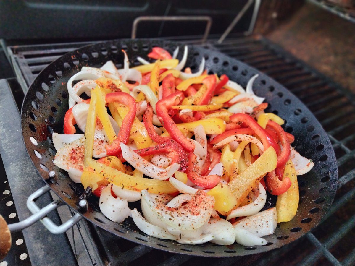 chilesyucatan's tweet photo. Drinking #HeavySeasBrewing #Maryland #craftbeer #LooseCannon 7.25% abv. While getting ready to cook some bell pepper and onions to go with #blackened #shrimp 🦐 #tacos for dinner. #Cheers all! https://t.co/8aIl4WSaEt