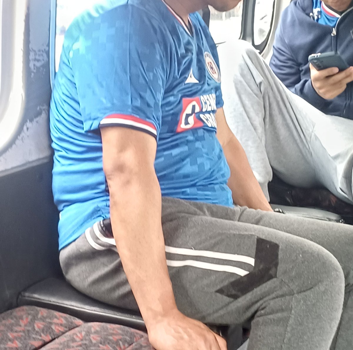 thvntu's tweet photo. Hoy existimos dos tipos de personas en la CDMX: los que vamos al concierto de BTS y los que van al partido del Cruz Azul. 😂 https://t.co/mVyf6gXFrB
