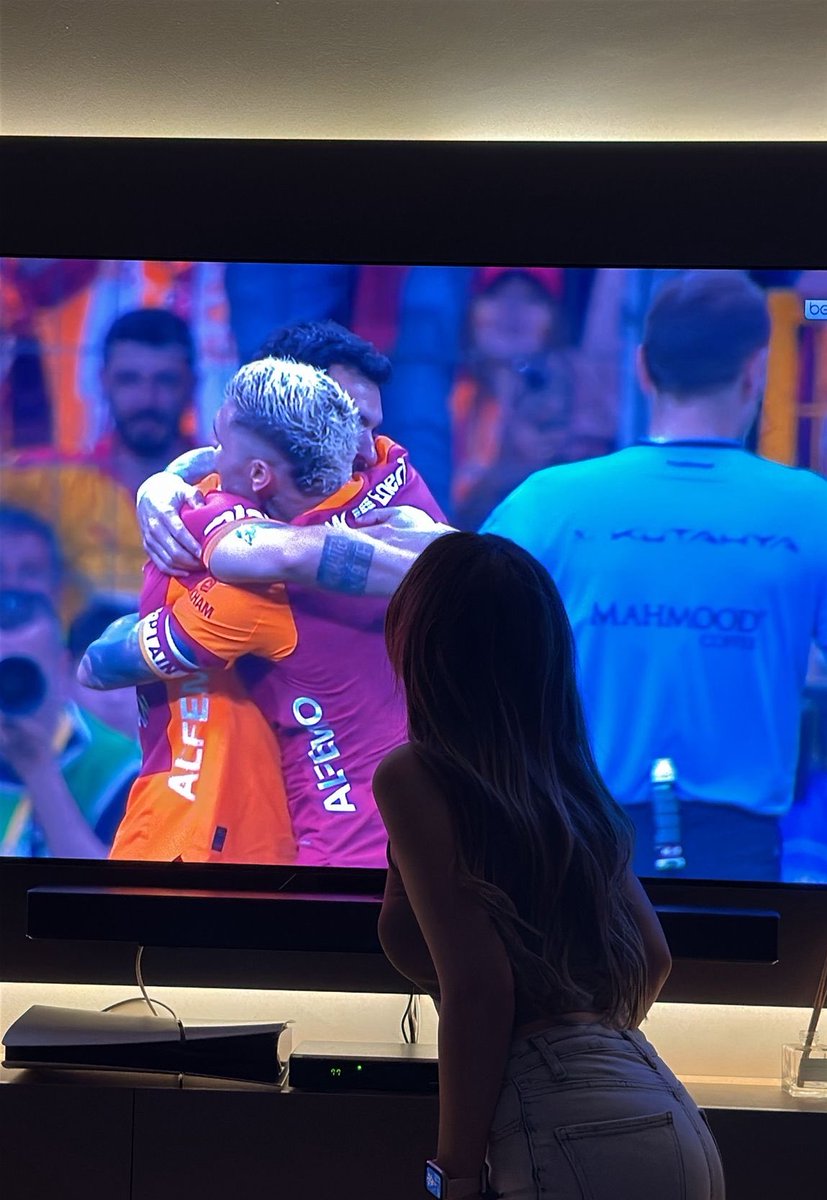sidalyolcuu's tweet photo. mutluluktan televizyonu öptüm💛❤️ cok tatli degiller mi😍😍😍 https://t.co/5mqJatAmkC