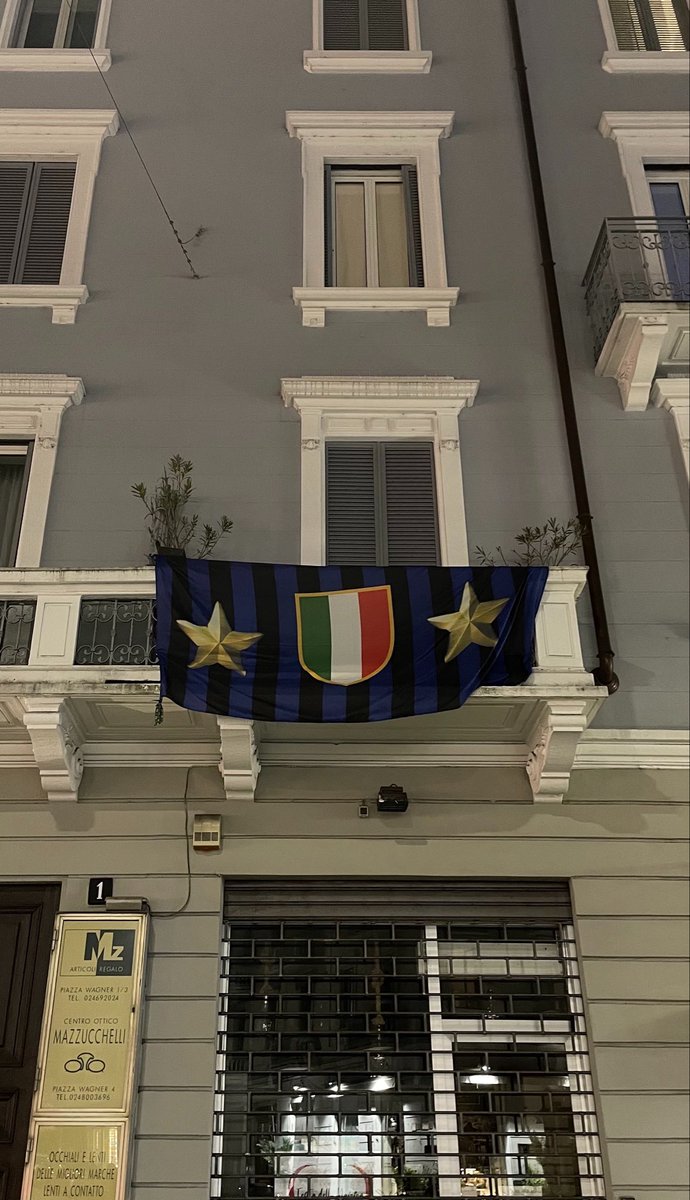 giuse1908's tweet photo. Passeggio per Milano e io che amo solo te.
#IMInt https://t.co/dFk7sJQxky