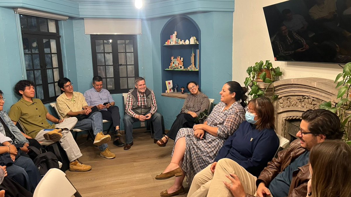 ECUMX's tweet photo. Llevamos a cabo el conversatorio “40 años de la carrera de Urbanismo”, donde, de la mano de la Dra. @eli_carach y la presidenta del ECUM, Mtra. @nc_izabal, compartimos experiencias y reflexiones con estudiantes y docentes sobre el pasado, presente y futuro de esta disciplina. https://t.co/6ToWkNrdiI