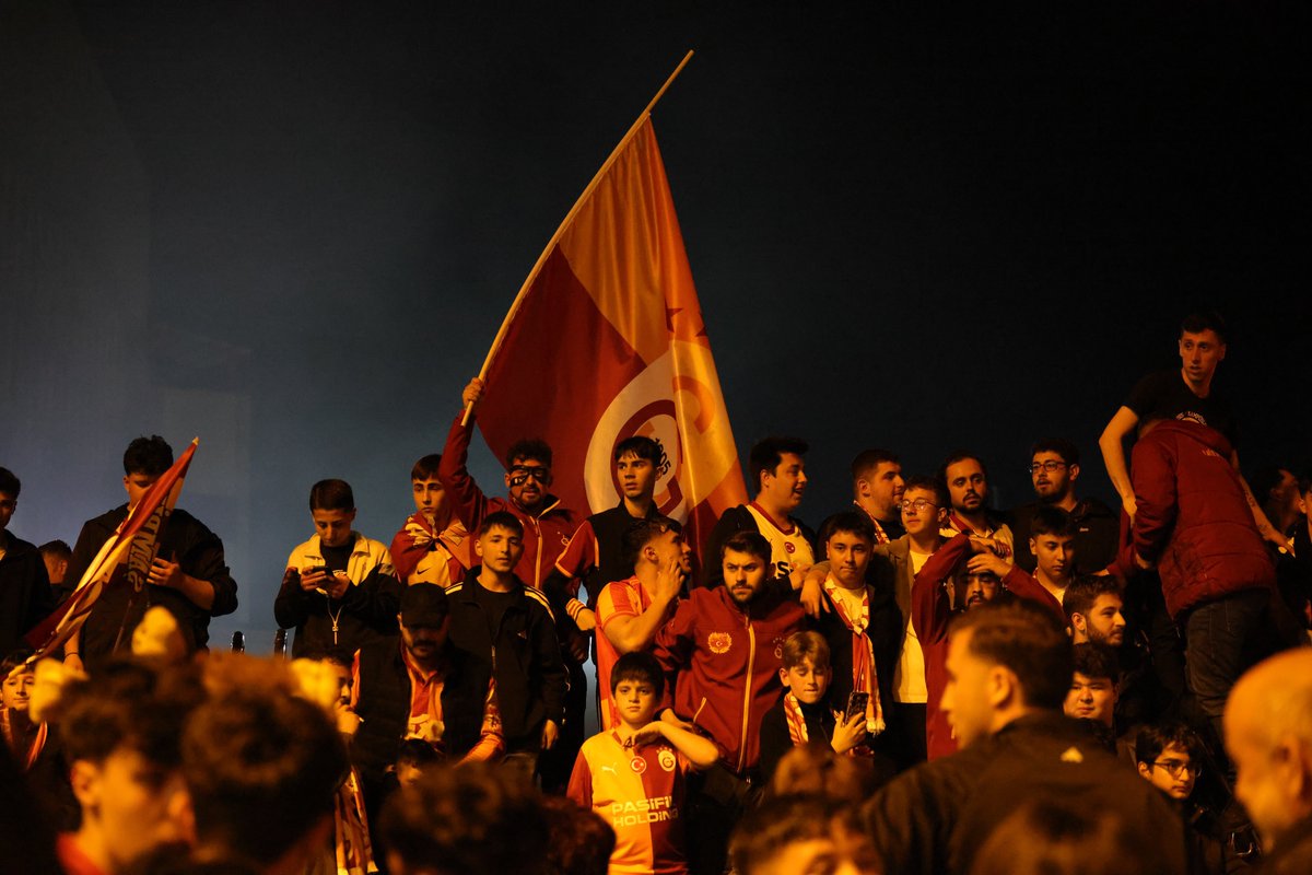 bpthaber's tweet photo. Galatasaray taraftarları, Türkiye’nin dört bir yanında şampiyonluğu kutluyor. https://t.co/cxKdgAYvOz
