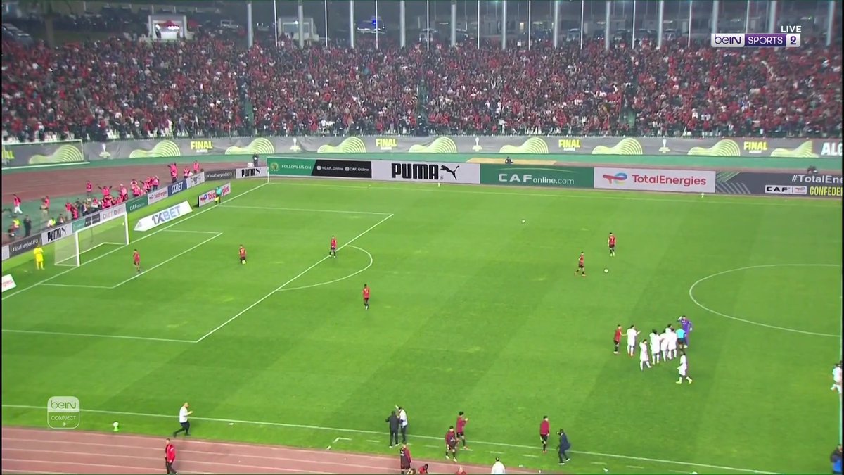 هدف ملغى للزمالك ثم ركلة جزاء وطرد في نفس اللقطة! الحكم ألغى هدفا للزمالك في الدقيقة 93، ثم عاد إلى تقنية الفيديو واحتسب ركلة جزاء لاتحاد العاصمة سجل منها الهدف مع طرد للزمالك 