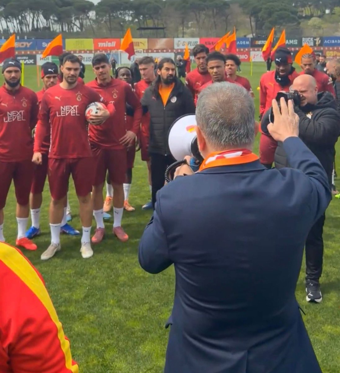 MmtK21's tweet photo. ŞAMPİYONLUĞUN BAŞ MİMARİ!

@SebahattinReis 

Biz senden razıyız abi.. https://t.co/KKzUTUeuej