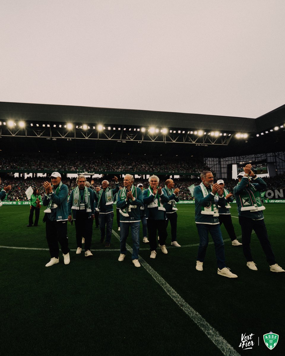 ASSEofficiel's tweet photo. 50 ans plus tard : le Chaudron + les anciens Verts ! 💚 https://t.co/12k3HN44ko