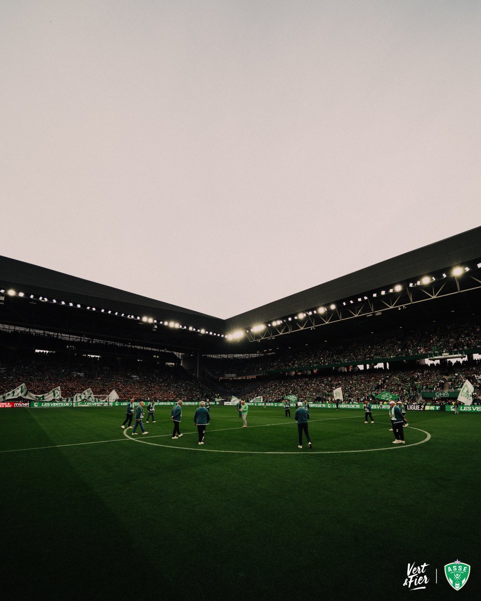 ASSEofficiel's tweet photo. 50 ans plus tard : le Chaudron + les anciens Verts ! 💚 https://t.co/12k3HN44ko