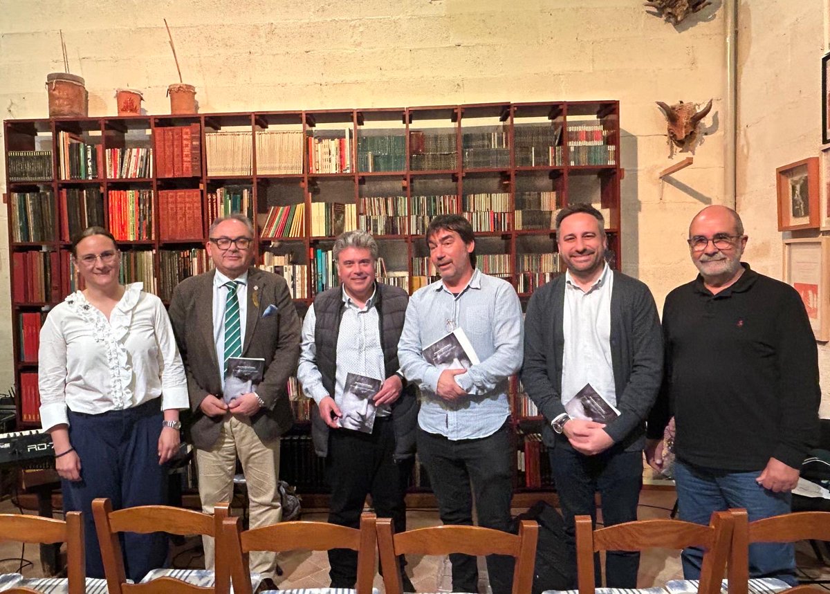 andresferrerv's tweet photo. 🌍 En un món efímer en el que estam de pas és important mirar enrere i preguntar-nos si hem sabut aportar alguna cosa que quedi per sempre.

La feina de Miquel A. Tortell a la Fundació ACA així ho farà. Per això, avui li hem retut homenatge.

Enhorabona i per molts anys més! 👏🏼 https://t.co/5Bu5D7w9kg
