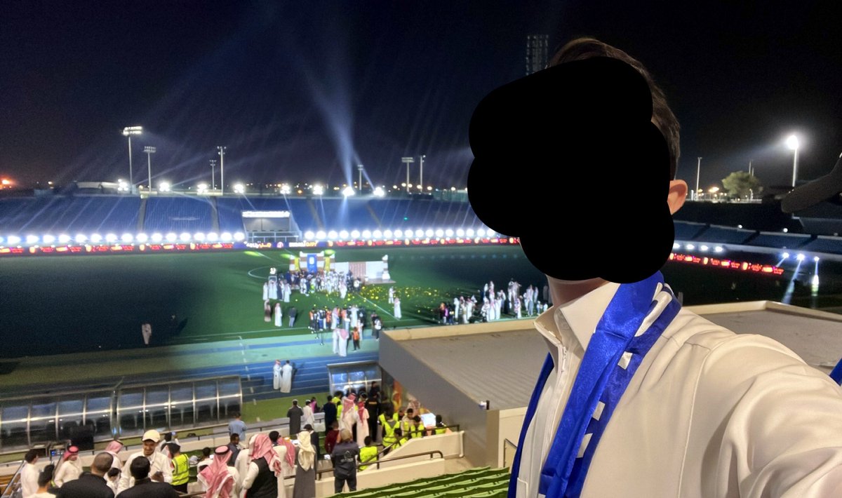iYasED_'s tweet photo. ياسر هُنا 
ليلة تتويج نادي أبها كـ بطل لدوري يلو 🏆🤍💙❤️ https://t.co/aQgQeq29fp