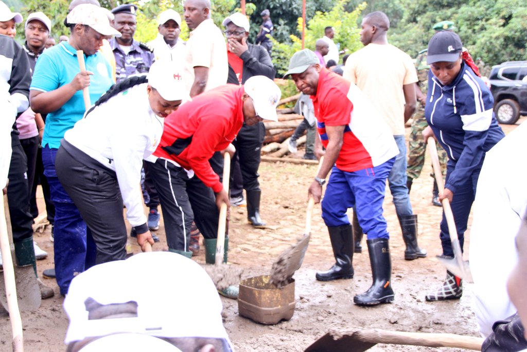 MagazineJimbere's tweet photo. Au nom du peuple burundais, le Président @GeneralNeva a accordé ce 9 mai 2026, mille sacs de ciment à la commune #Matongo, tandis que sa famille a donné 20 millions de francs burundais pour la construction du bureau communal de #Matongo
📌 D’autres organisations ont saisi cette opportunité pour soutenir ce projet colossal de construction d’un bureau communal à étage
🗣️ @GeneralNeva a également annoncé la lutte contre les boissons fortement alcoolisées appelées « udusarabwayi », affirmant que ces boissons détruisent la santé humaine
🎙️Le Président de l’@nshingamateka ainsi que d’autres hauts cadres ont participé à ces travaux
#Burundi