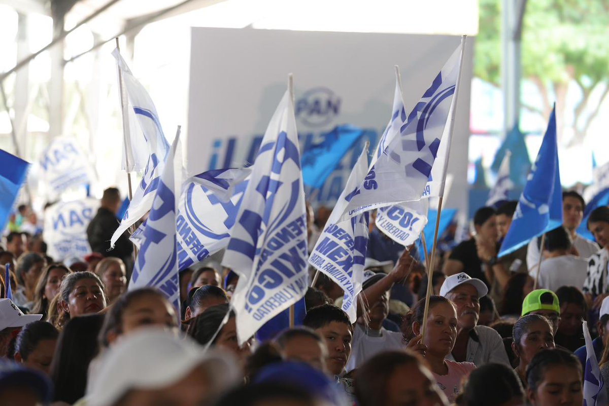 JorgeRoHe's tweet photo. Hoy vivimos la fuerza de esta tierra azul. 💙🇲🇽

En León Guanajuato, las y los panistas junto con la ciudadanía demostramos que cuando trabajamos unidos, no hay reto que nos detenga. Seguimos defendiendo todos los días por las familias mexicanas, para que tengan más oportunidades y tranquilidad. 🙌🏻

¡Que viva Guanajuato y su gente valiente! #LaFuerzaDeGuanajuato #AhoraTeTocaATi
