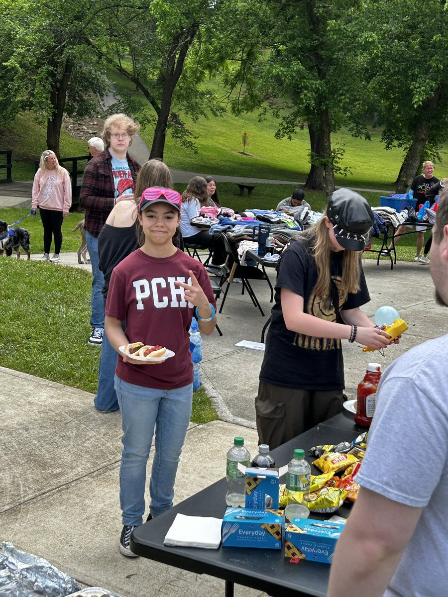 murrdog19's tweet photo. Pulaski FBLA served our community today. Gave away over 60 non perishable food bags, gift cards, and cooked out for all in attendance. 
Great way to give back. Pulaski FBLA. https://t.co/woAXTbCXWY