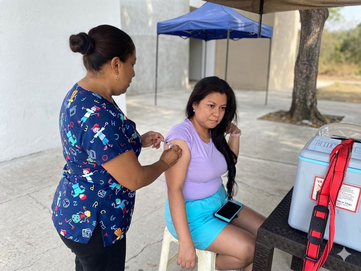 Salud_Guayas's tweet photo. #MSPEnTerritorio || Profesionales de @Salud_Ec recorren #MapasingueEste #Prosperina, #MarthaDeRoldós y otros sectores del norte de Guayaquil vacunando a la comunidad y así evitar  enfermedades infecto contagiosas.

#ElNuevoEcuador https://t.co/AKu2rViPZx