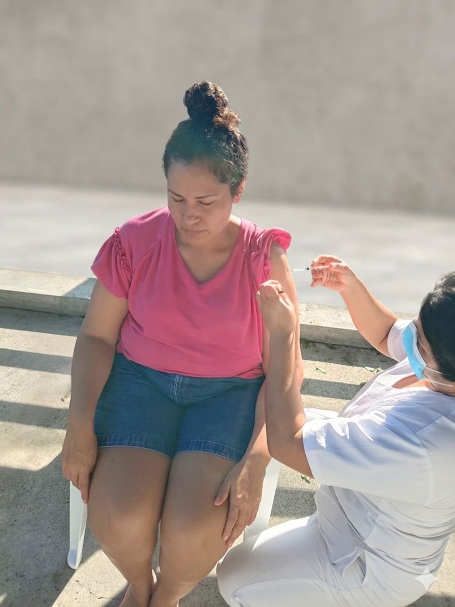 Salud_Guayas's tweet photo. #MSPEnTerritorio || Profesionales de @Salud_Ec recorren #MapasingueEste #Prosperina, #MarthaDeRoldós y otros sectores del norte de Guayaquil vacunando a la comunidad y así evitar  enfermedades infecto contagiosas.

#ElNuevoEcuador https://t.co/AKu2rViPZx