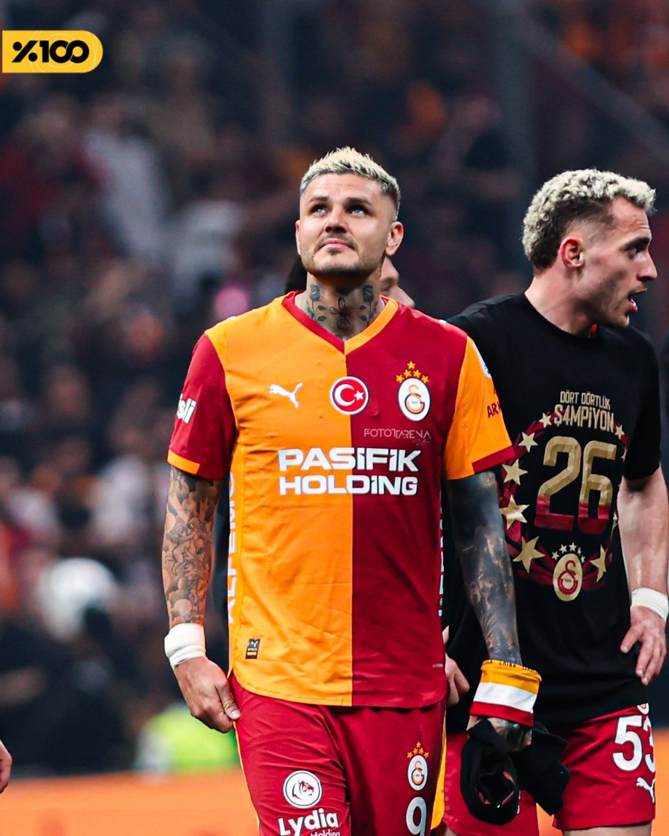 fotottarena's tweet photo. Son düdüğün ardından Mauro Icardi, gözleri dolarak uzun süre skorborda baktı. Ebru Gündeş’in de dediği gibi “Bir gün aşklar biter, hatıralar kalır.”
#yüzdeyüz https://t.co/6HuEPMdkCG