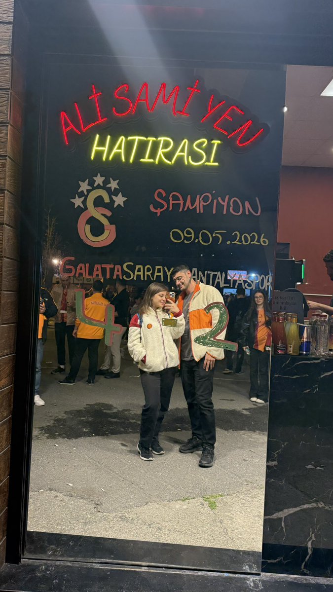 Glassofwhisskey's tweet photo. 4. yıldönümünü lüks restoranlarda kutlamak out
Gs’nin dört dörtlük şampiyonluğuna denk getirip stadda kutlamak in  
#DOMİN4SYON https://t.co/MIB2x2neWp