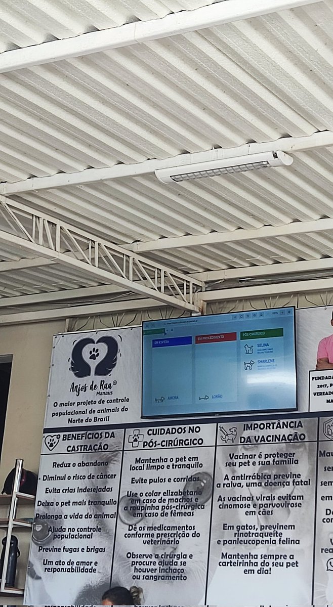 Após o ocorrido, fomos para essa ONG para fazer uma consulta neste dia, e então a médica nos indicou um único doutor da cidade que podia realizar a cirurgia da coluna dele, então fomos para a clínica veterinária onde ele trabalhava e lá ele explicou com mais detalhes.(+)