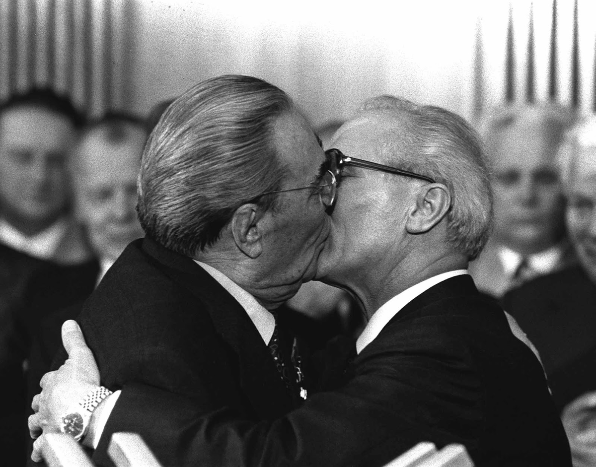 El Marxismo solo fue un invento de los hombres para que se puedan besar sin más