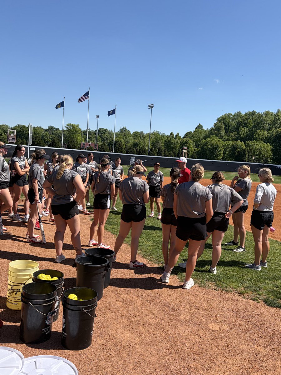 Raven_Softball's tweet photo. Pit stop on the way to Opening Round! Big thank you to @BUKnightsSB for letting us use your beautiful field!

#GrowTheGame https://t.co/o1t27uGhBJ