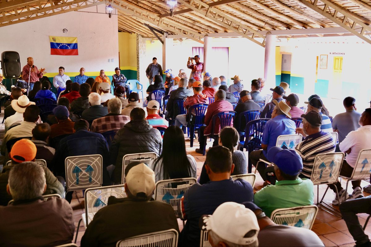 freddysuperlano's tweet photo. Los agricultores son clave para la reconstrucción del país, ellos  son quienes impulsarán el mercado alimenticio, con productos hecho en Venezuela, productos que produzcamos y consumamos de los propios venezolanos.

En la nueva Venezuela ellos contarán con nosotros, no seremos los que los asfixien, no seremos lo que los olviden y les coloquen trabas, al contrario, seremos quienes les demos las manos para que no quede ninguna tierra sin producir.

Sigamos organizándonos 🇻🇪

📍Pueblo Llano, Mérida.

#venezuela #mérida #pueblollano