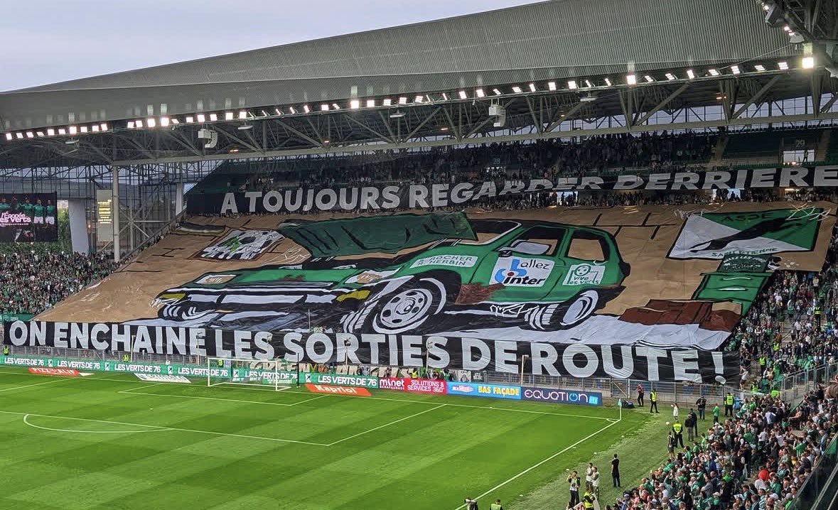 FerveurVerte_'s tweet photo. 🤩 Le tifo des Green Angels :

« À toujours regarder derrière, on enchaîne les sorties de route ! »

📸 @FuraniaPhotos https://t.co/9p5bthSR88
