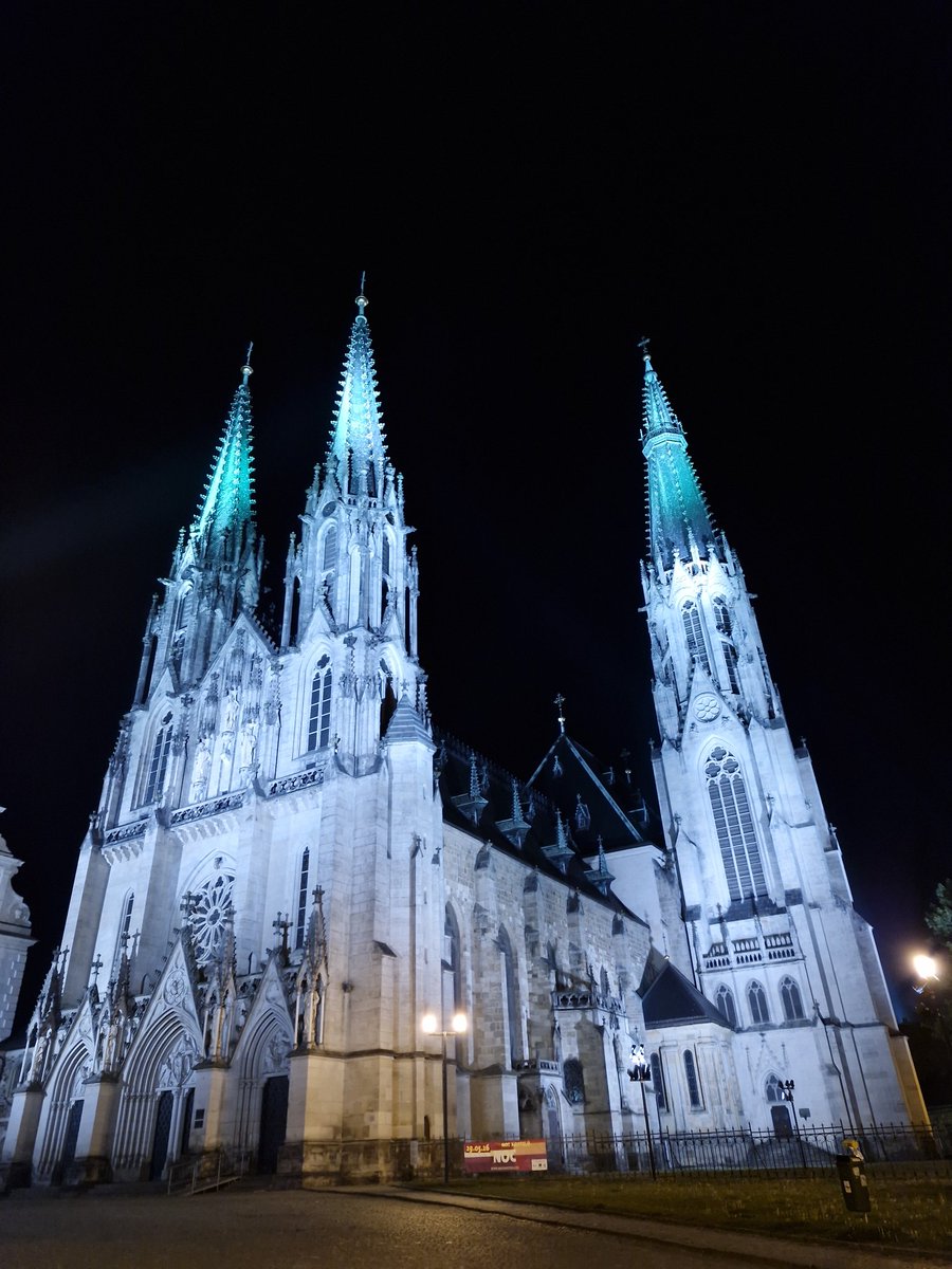 VojtechMan's tweet photo. @posranejCoq Největší městskou památku už teď osvětlují na zelenobílo :)

Nemám žádné zprávy, ale bojím se, že bude účast větší, než by být musela... A nemůžem říct ani půl slova... https://t.co/sz6icK331U