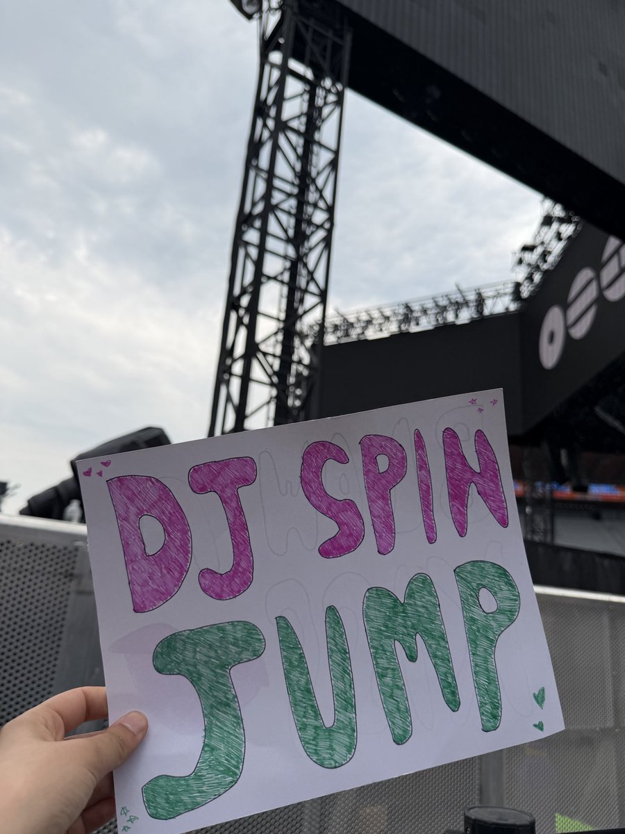 STAFF TOOK A PICTURE OF MY POSTER OMG DJ SPIN JUMP #JUMP #BTSINMEXICOCITY