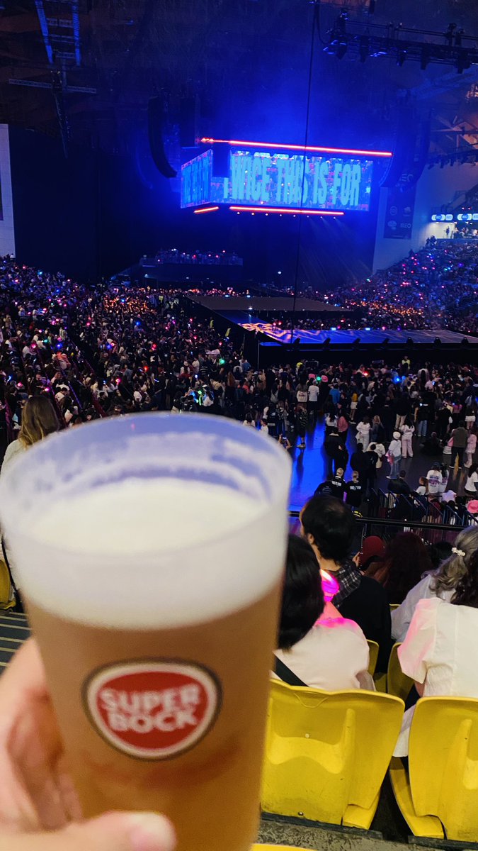 eu fiquei preocupada por ter comprado cadeira com receio de passar o show sentada (não sei qual o costume do público local) mas portugal entregou demais nesse show, gritaram e cantaram o show inteiro e todos de pé, ESTOU EM PAZ ☝🏻 
ps: super bock em sp JA!!! 
#THISISFOR_LISBON