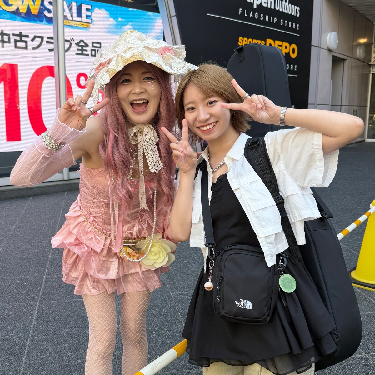 __yuna__02's tweet photo. 小学生の時よくLIVEでご一緒していたChamyuさんに久しぶりに会うことが出来ました( ; ; )色んな会場あるのに同じ日に同じ場所という奇跡✨️

当時小学生で右も左も分からない私に優しくしてくれた大好きなお姉さん👱🏻‍♀️

音楽続けてたらまたこうやって会うことができるんだなー、本当に嬉しい。 https://t.co/Bx5L1IPPja