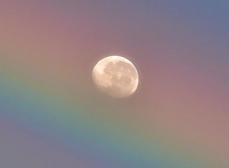 fairiehaze's tweet photo. moon behind a rainbow at sunrise 🌈🌕✨ https://t.co/TOiu39PEZI