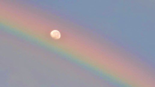 fairiehaze's tweet photo. moon behind a rainbow at sunrise 🌈🌕✨ https://t.co/TOiu39PEZI
