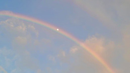 fairiehaze's tweet photo. moon behind a rainbow at sunrise 🌈🌕✨ https://t.co/TOiu39PEZI