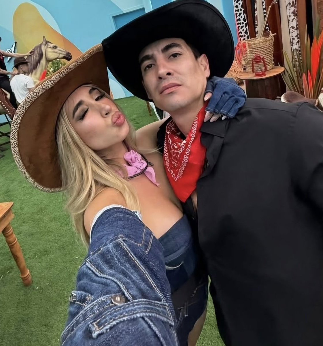 ShinnoTB's tweet photo. Con la novia:               / Con la ex:
#MansionVip #Lamansionvip https://t.co/9Rfct79J6z