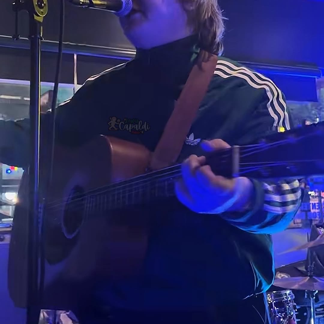 lewiscapaldimx_'s tweet photo. Carita bonita celebrando el final de su gira 💛🌟❤️😍🥰 @lewiscapaldi 🌸 #lewiscapaldi #lewiscapaldihq #lewiscapaldiconcert #staylove #staylovelewiscapaldi https://t.co/TpXY2Dm2Se
