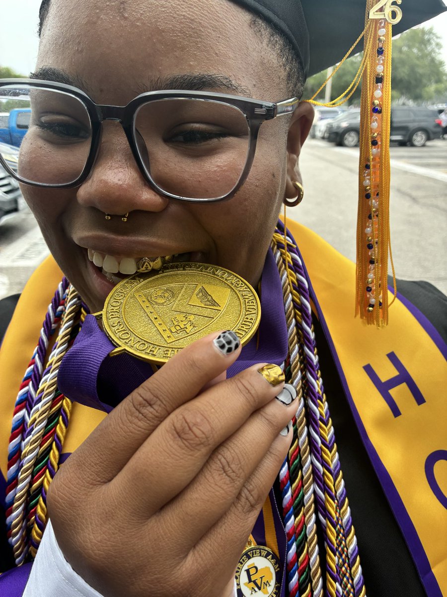 li3r30n3arth's tweet photo. TO BE BLACK, GIFTED, AND TALENTED‼️👩🏽🎓✨ BACHELORS OF SCIENCE IN BIOLOGY 👩🏽🔬🧬✨
#PVALUMNA #CLASSOF2026 #FIRSTGENERATION https://t.co/4iNkWWQfok