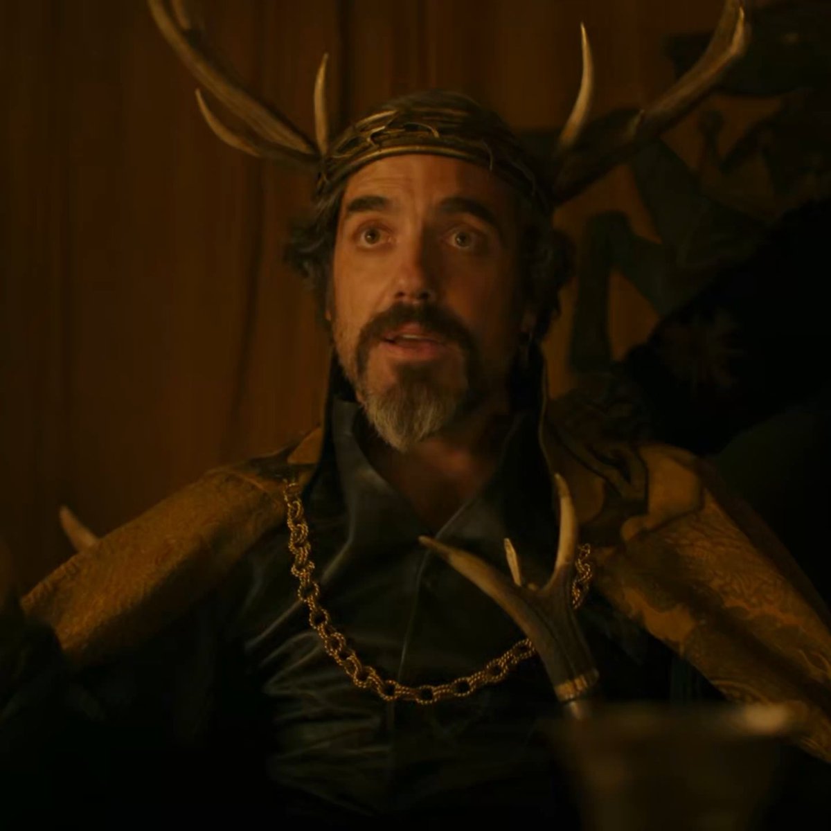 lesbaratheon's tweet photo. he looks just like this i’m cackling https://t.co/xtXH2yX8fx