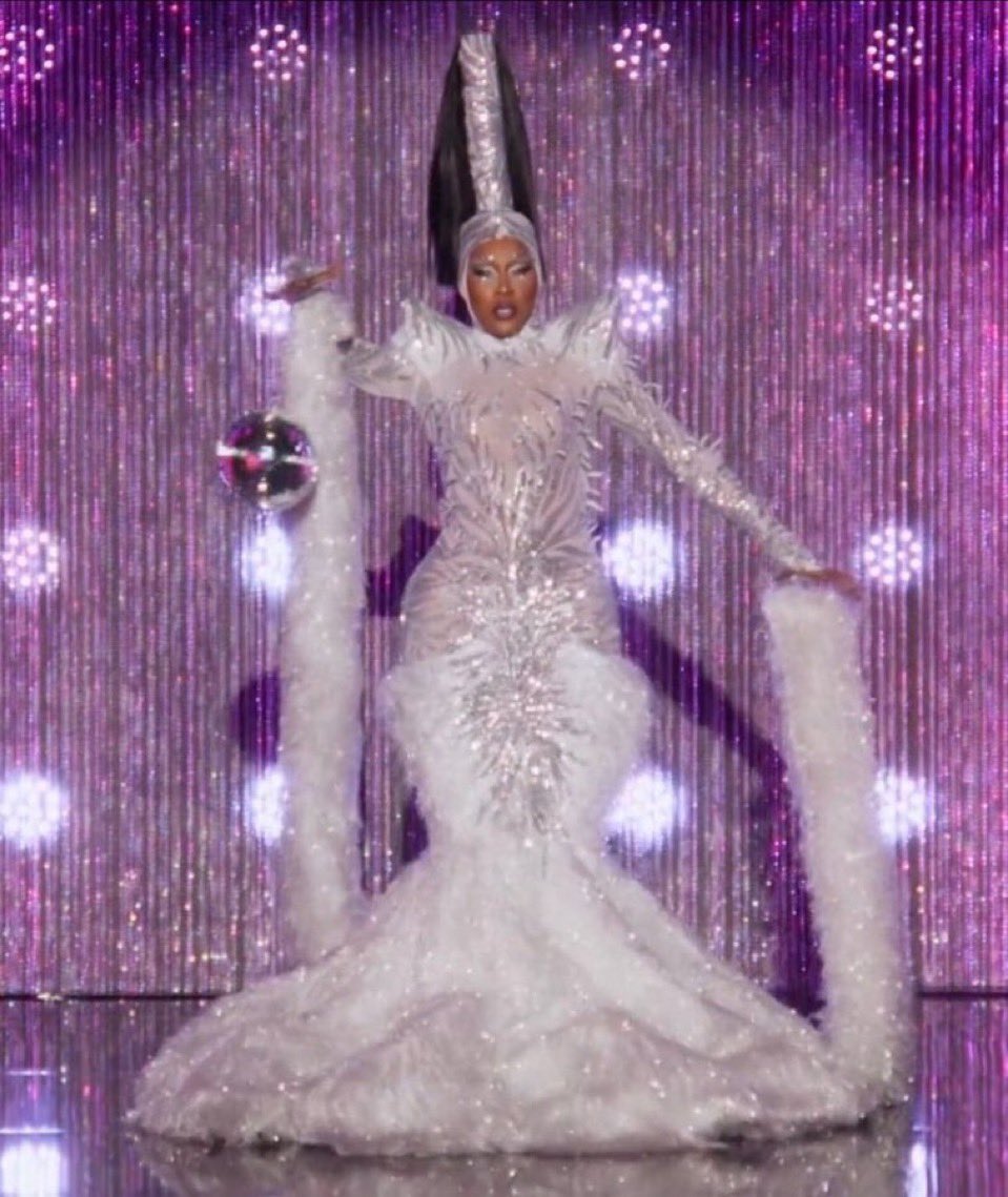 belair_bankss's tweet photo. bitch they set those girls up by having dawn &amp; akeria be the first two on the runway cause BABYYYY! This is DRAAAAAAG! #DragRace https://t.co/Cppsp5XruQ