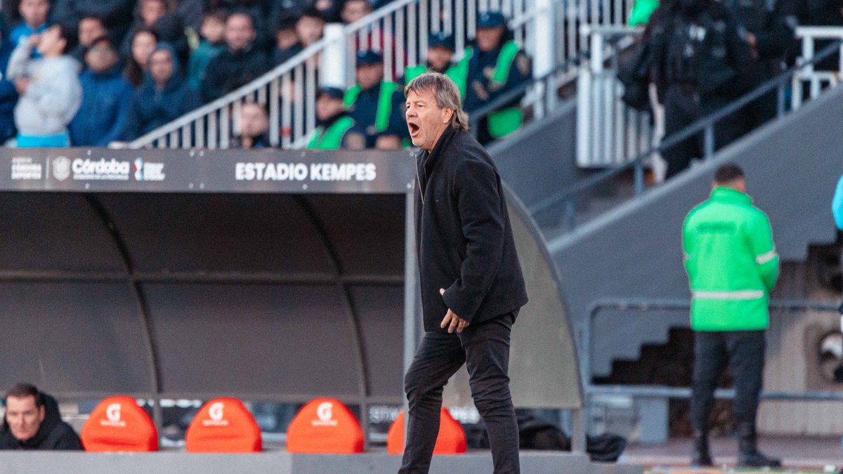 Algunos estaban preparados para pegarle a Zielinski por haber ratificado a Longo y sacado a Hernandes. Entiendan de una vez que tienen que ser respetuosos con lo que representa el Ruso, más allá de tal o cual decisión.