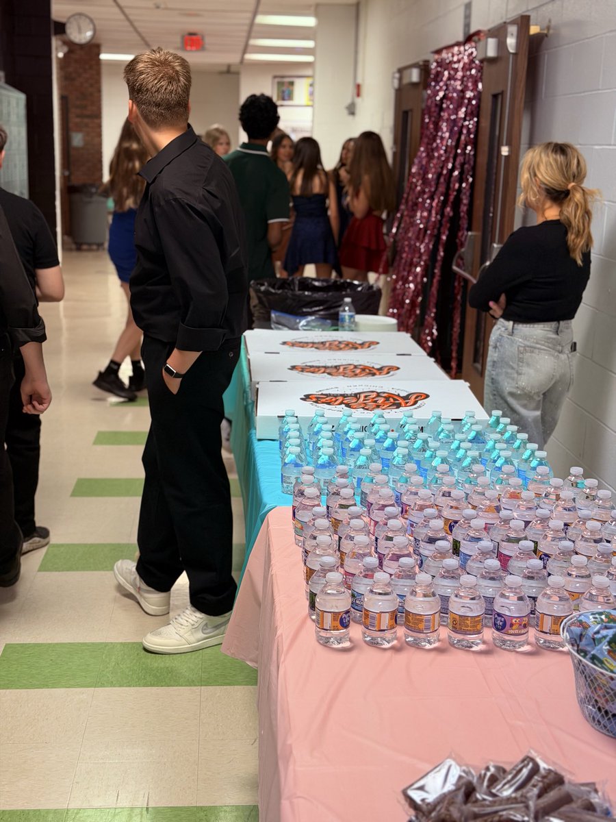 HarmonBus3's tweet photo. 8th grade dance time! https://t.co/QckvrovgP7