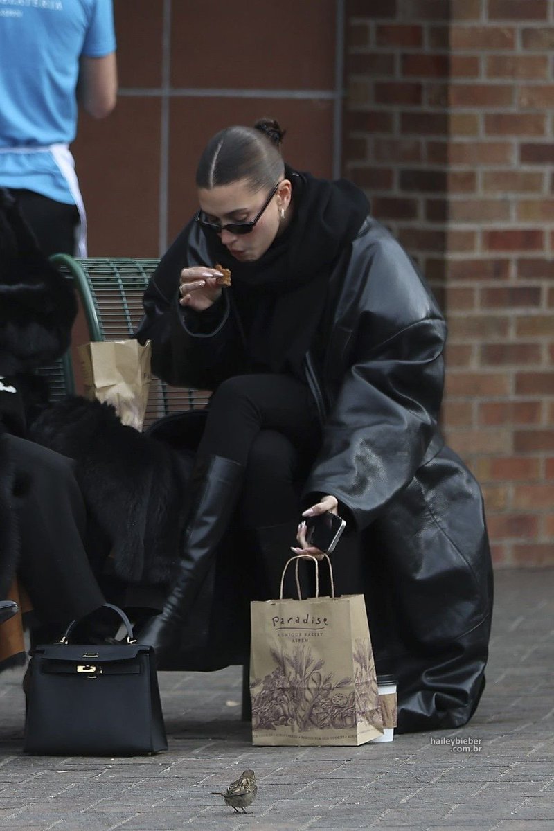 a hailey bieber assim com a birkin dela