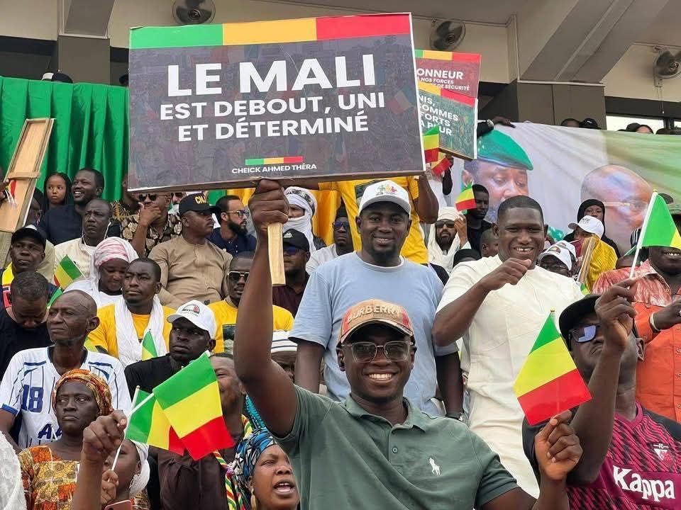 Peulhdial's tweet photo. Je refuse de croire que soutenir mon armée, mes autorités fait de moi quelqu'un d'insensible.
En quoi rendre hommage aux victimes civiles et militaires est synonyme d'insensibilité ?
#Jesuismali🇲🇱
#jesuisbandiagara https://t.co/KsKZDI5JxY
