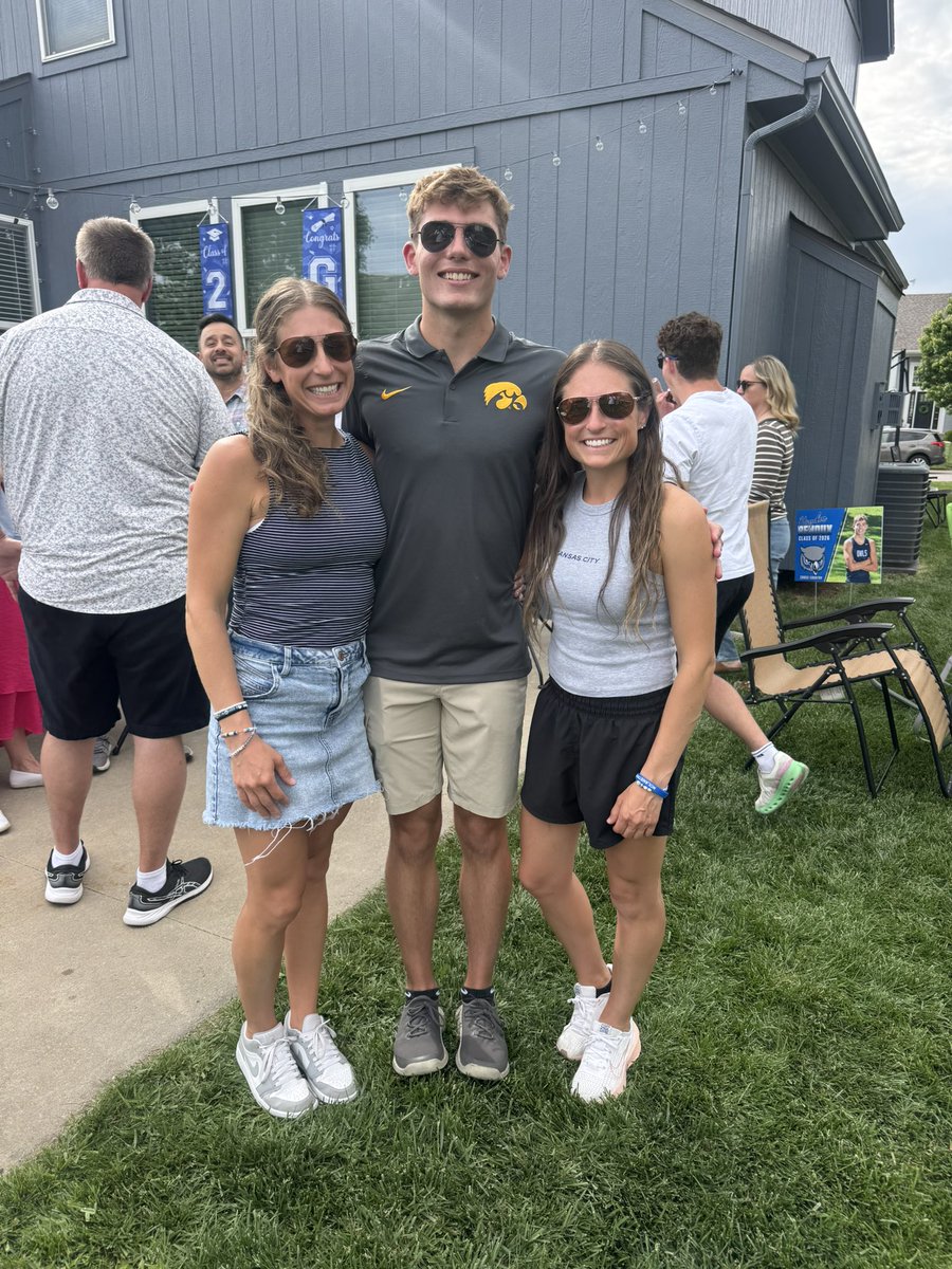 owlxc's tweet photo. Graduation parties for some of the distance kids!! 💙🫶 https://t.co/Typ5JAkB9f