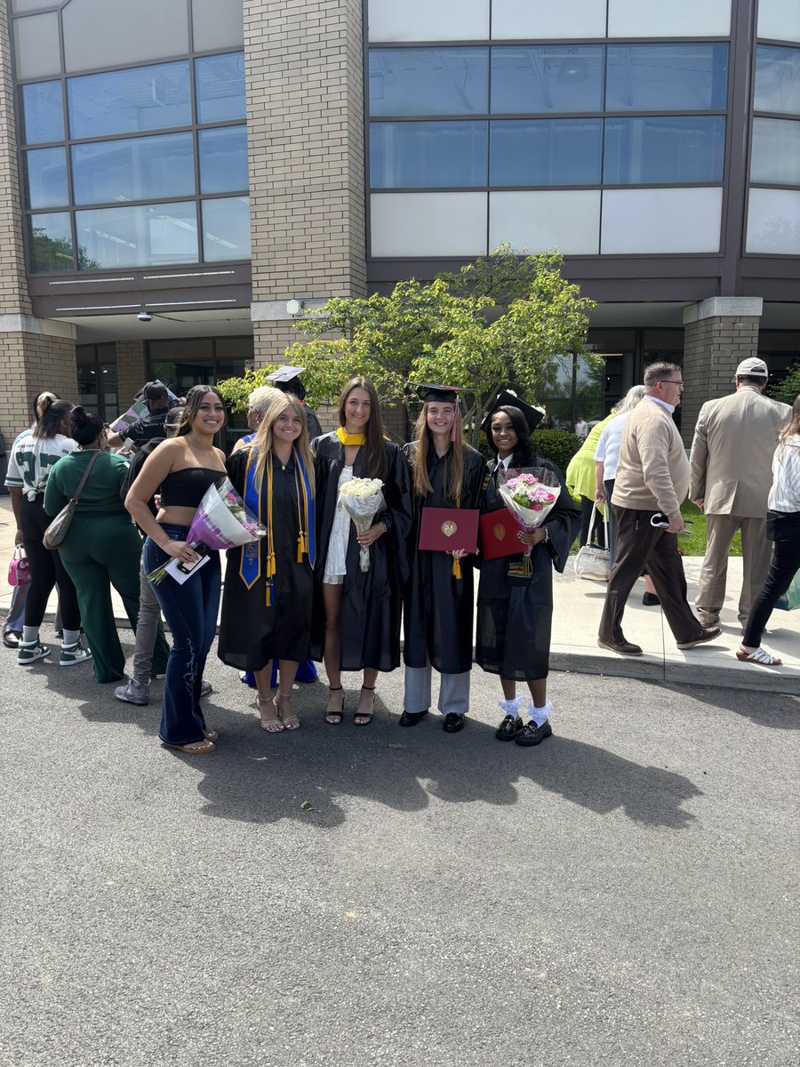 SxuWbb's tweet photo. Congratulations to our WBB graduates of 26’! We are so proud of you and all your hard work over the last years. Thank you for everything you gave to this program! Once a Coug, always a Coug❤️🐾🎓 https://t.co/n6EesSI9h5