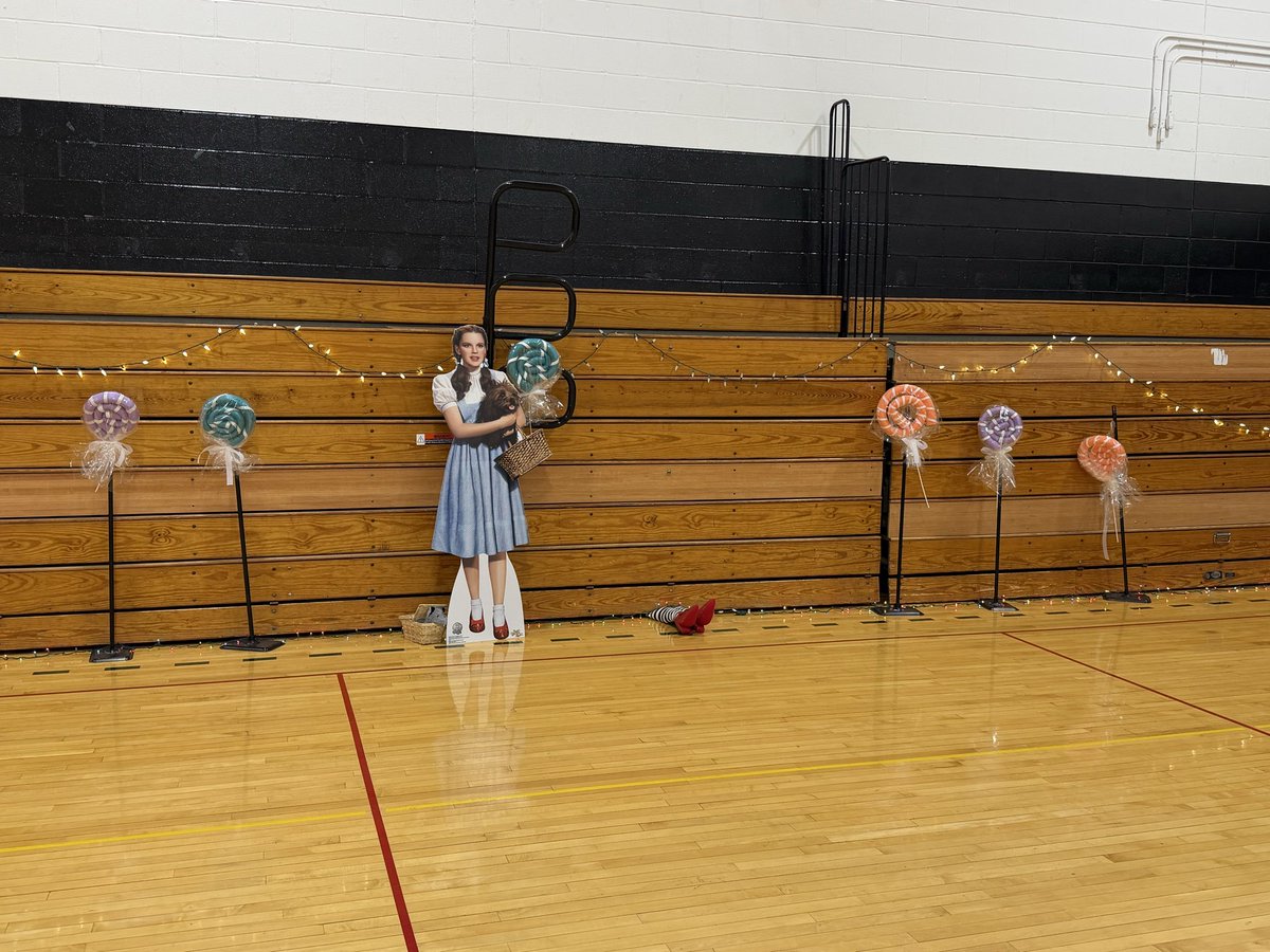 HarmonBus3's tweet photo. Time to dance for the Harmon MS 8th graders! Thank you PTO for all you have done to make this happen! https://t.co/ogf089Kmgi