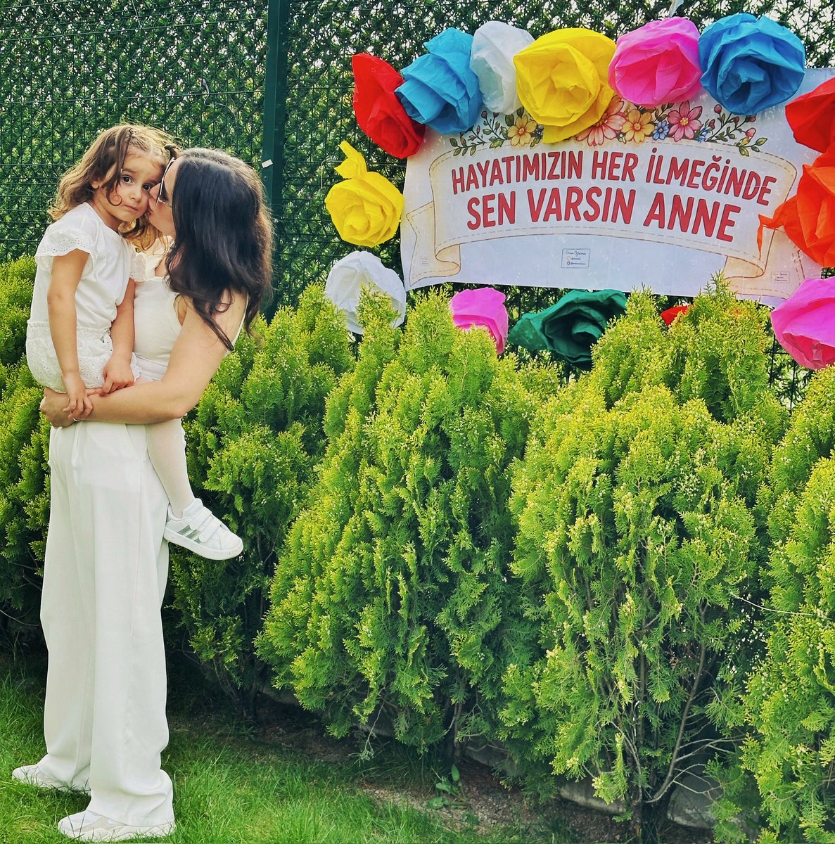 clk__d's tweet photo. Gözlerinin, güzel kalbinin, gülüşünün, merhametinin, dokunuşuyla huzur veren ellerinin, her halinle, her zerrenle senin en büyük hayranınım. 
Varlığına binlerce şükür, her anına binlerce iyi ki...
Seni her şeyden herkesten, her geçen gün daha çok 💙
#mothersday https://t.co/Uftz5pAsYX