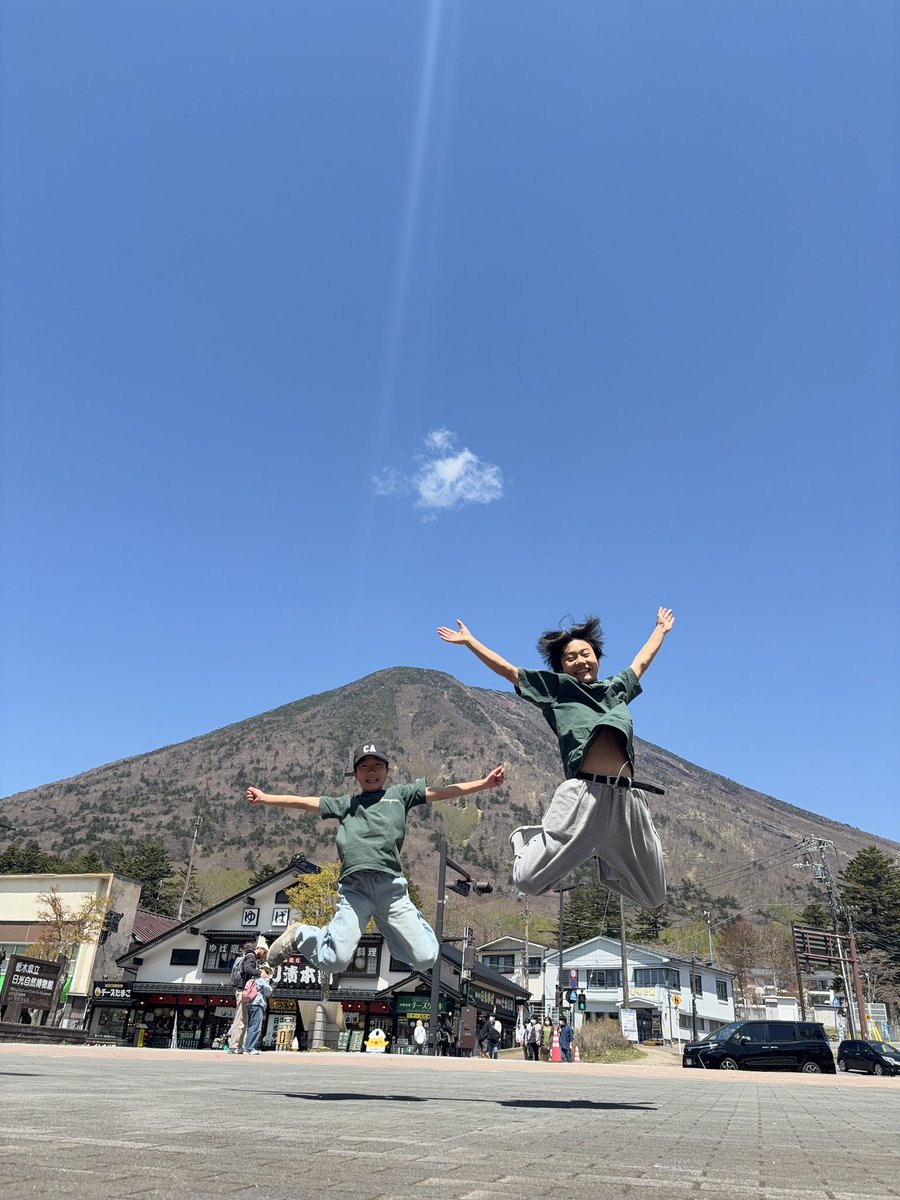 eito_0008's tweet photo. 昨日、関東大会出場を決めました🙌
今も試合会場に向かっています

高校でバレーボール部に入りました🏐

2026春高バレー神奈川県代表の強豪校で、人間関係や練習環境にも恵まれ、充実した日々を過ごしています

週１部活オフの日に演技とダンスレッスン頑張ります

📸　日光・男体山の前で久々の妹と https://t.co/lDj80Wb0w1